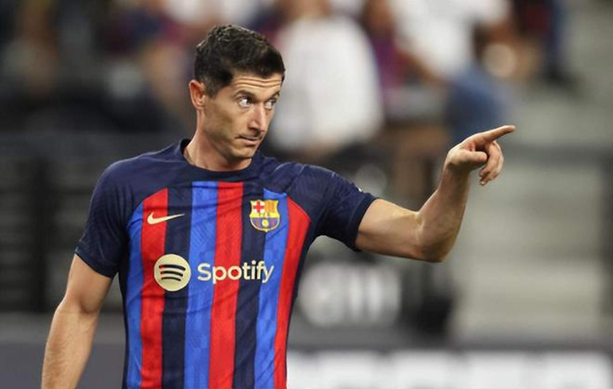 拜仁慕尼黑前锋莱万多夫斯基连中两元，轻松击败汉诺威(莱万 拜仁)